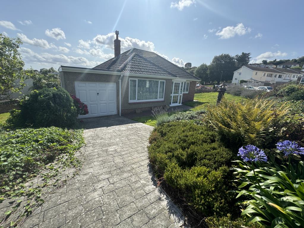Lot: 131 - DETACHED BUNGALOW REQUIRING MODERNISATION ON A GENEROUS PLOT - View of the driveway